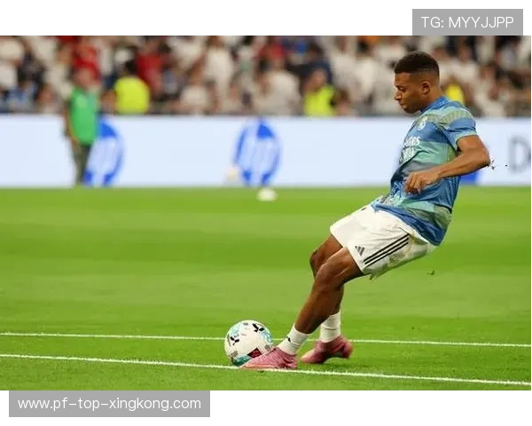 姆巴佩禁区内抢到射门角度