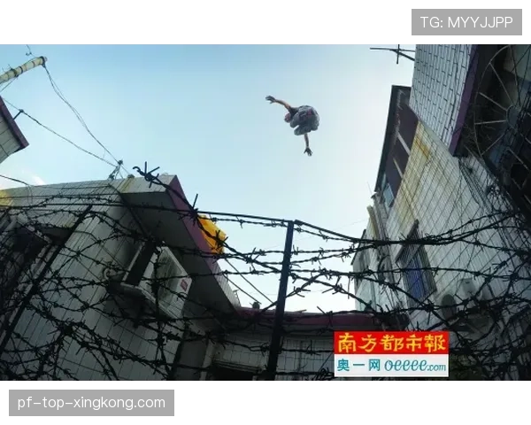 跑酷者飞跃楼宇：城市间的动态雕塑，跑酷跳跃动作